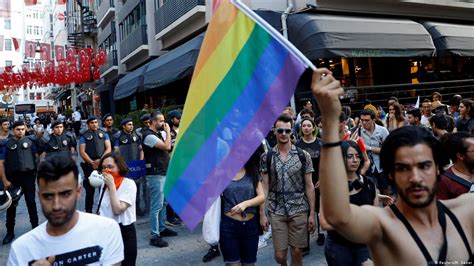 Istanbul Police Use Tear Gas On Gay Pride Marchers DW 06 30 2019