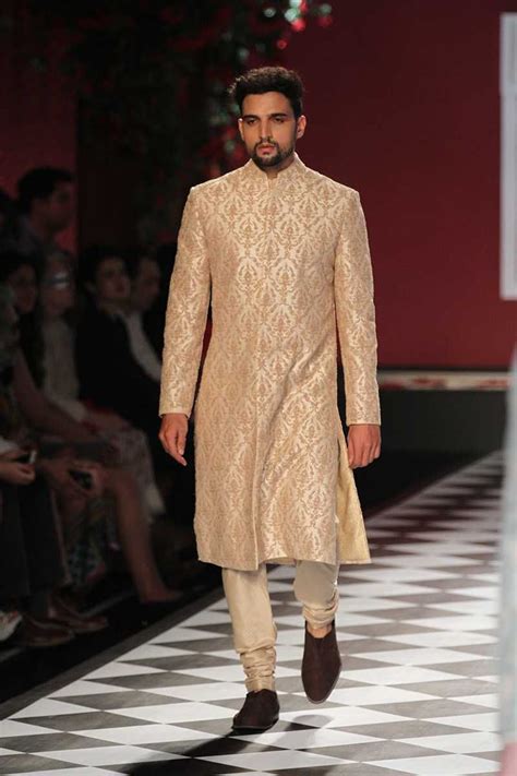 The first target is of course how the bride and the groom are dresses. Lindo! | Indian men fashion, Wedding suits, Sherwani groom