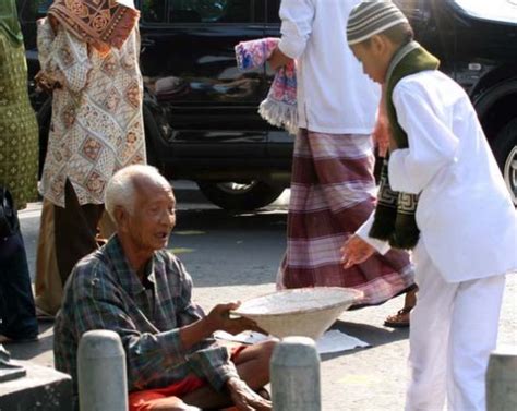 Peran Sedekah Dalam Mengatasi Kemiskinan Di Indonesia Artikulaid