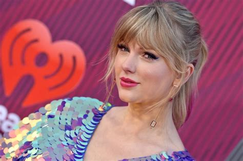 Taylor Swift Freaks Out Over Bug On Dress In Hilarious Resurfaced Video