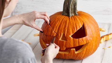 The Best Time To Carve Your Pumpkin So Its Not Rotten On Halloween