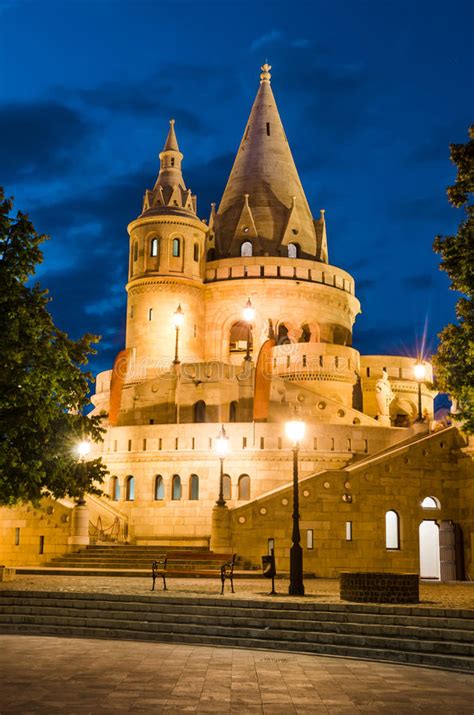 Hungary's 'sea' (and continental europe's largest lake) is where people come to sun and swim in summertime. Vissersbastion, Boedapest, Hongarije Stock Afbeelding ...