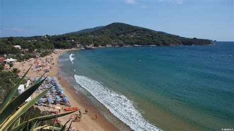Gli appartamenti dunelba fanno parte di un condominio dalle forme carattersitiche, posto sotto la tipica pineta di alti pini marittimi. Appartamenti Valdana all'Isola d'Elba