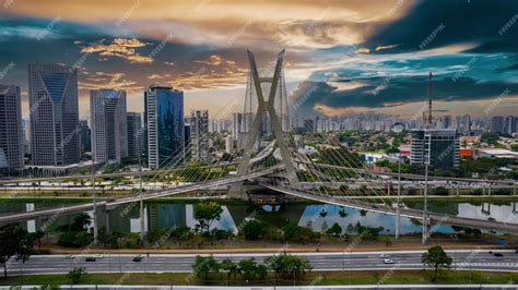 Vista Aérea Da Ponte Estaiada Na Marginal Pinheiros São Paulo Brasil