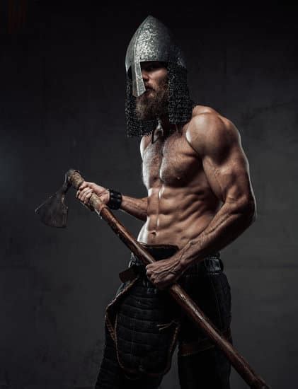 Naked and Furious Viking Posing with His Axe in Studio图片 Canva可画