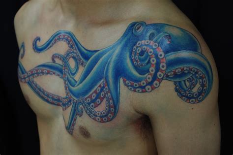 Use the contact form to either book yourself a time or ask away whatever you have in your mind. Octopus Tattoo Shoulder And Chest - Resenhas de Livros