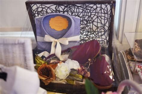 Di indonesia, dalam acara lamaran perlu diberikan seserahan alias hantaran dari mempelai pria ketika memberikan hantaran lamaran, ada doa yang dipanjatkan pada prosesnya. 6 Referensi 'Angsul-angsul' Alias Seserahan untuk Calon ...