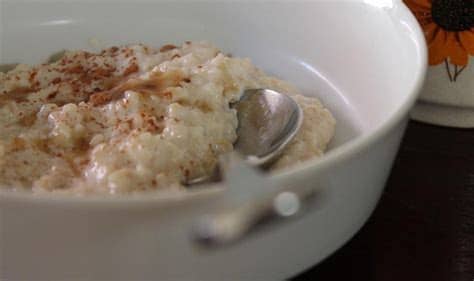 Solo tenemos que añadir una cucharada de copos de avena por persona a la cocción de las verduras y después lo podemos tomarla fría o caliente, del mismo modo que la leche de vaca, y también podemos usarla para cocinar. 4 deliciosas recetas con avena para el desayuno o la merienda