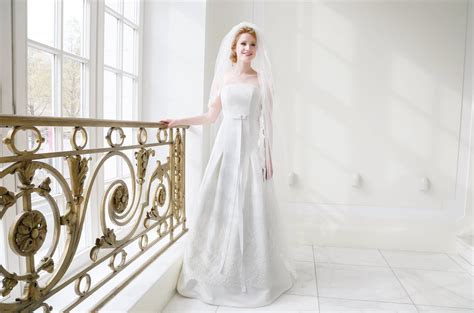 Elegante und schlichte brautkleider im boho chic und vintage look. mona berg Kollektion 2015 - Klara; Trägerloses Brautkleid ...
