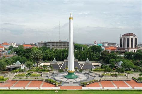 Foto Tugu Pahlawan Surabaya Monumen Yang Didirikan Untuk Mengenang