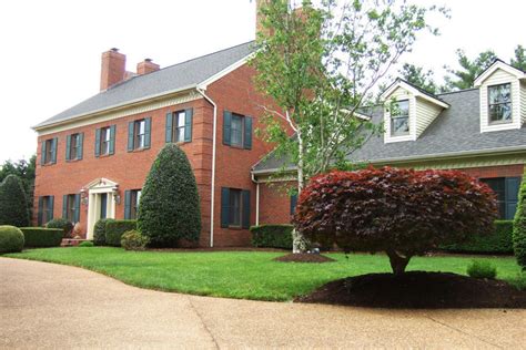A site for all those people who are captivated by old house charm and beauty! 12 Big Houses For Sale Under $400K - Real Estate 101 ...