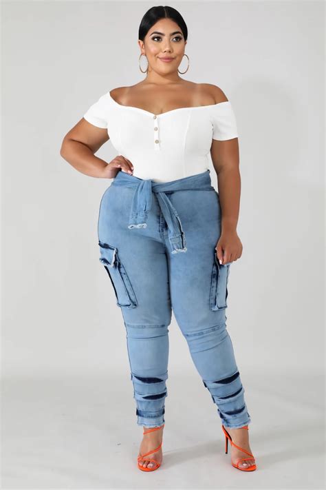Pin By Amelia Clarkson On Curvy And Plus Size High Waisted Jeans Outfit Streetwear Fashion
