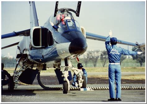 Jun 21, 2021 · ブルーインパルスは宮城県東松島市の空自松島基地を拠点とする。 1964年東京五輪でも開会式に登場し、スモークで五輪マークをかたどった。 今回の東京五輪では昨年3月、聖火がギリシャから松島基地へ到着した際に飛行。 空 と カモメ と 飛行機 と 「ブルーインパルス」