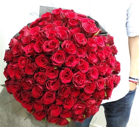 100 Roses Bouquet Delivery In Dubai Send Fresh 100 Roses In Uae