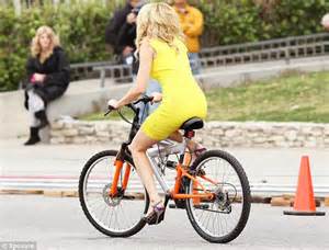 Elizabeth Banks Is Unmissable As She Hitches Her Yellow Dress Up For A