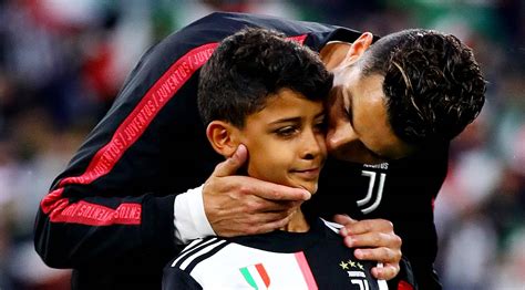 Cristiano ronaldo and lionel messi sat next to each other at the #ucldraw, and the juventus great revealed he wants to spend. Cristiano Ronaldo: Polizei-Drama um seinen 10-jährigen ...