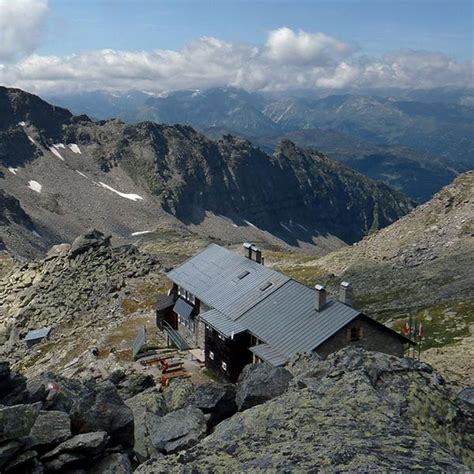 Confine tra l'austria e l'italia. in cima alla val di vizze, a cavallo del confine tra ...