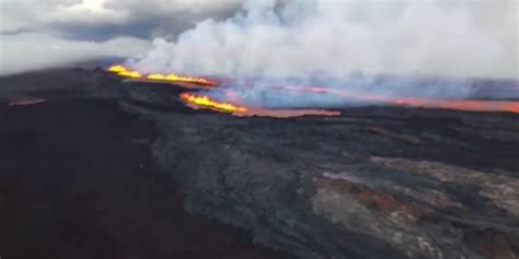 Eruption Of Hawaiis Mauna Loa Volcano Sends Lava Shooting Hundreds Of