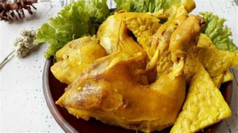 Ungkep translates to braising, and the name reflects the fact that what we fry is not raw chicken, but chicken that has been braised in a pot of broth filled with spices. Resep Praktis Membuat Ayam Ungkep - Bagian 1