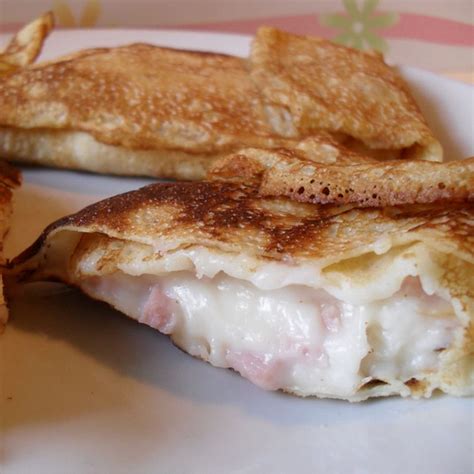 Servire le crepes salate al prosciutto crudo e provola. Crêpes con besciamella, prosciutto cotto e formaggio ...
