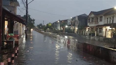 Hujan Deras Sejumlah Titik Di Tangsel Banjir