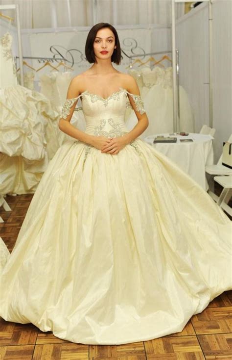 Prior to victoria's wedding, most brides wore whatever fashionable hue they wanted, since they were likely to wear the dress on other occasions. Plus size victorian wedding dresses - PlusLook.eu Collection