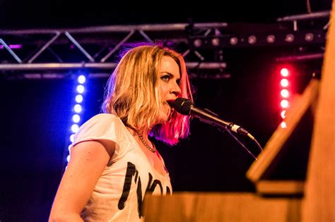 Med oss hade vi de vackra fina vännerna frida hyvönen & christian kjellvander som förgyller med magisk sång. Frida Hyvönen, Magic Mirror / Storsjöyran (Östersund) - ROCKFOTO
