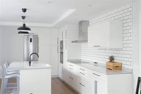 Silestone está compuesto por 94% de cuarzo que le confiere unas propiedades unicas, resistencia a los golpes y la abrasion, baja porosidad que le hacen practicamente impermeable lo que más sólido que. Encimeras de Silestone - Encimeras de Cocina Silestone - Coeco