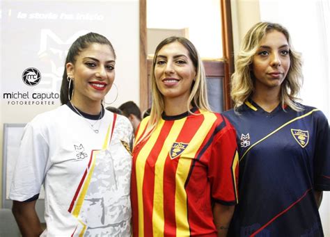 In questa categoria avrai la possibilità di acquistare le maglie con i nomi dei giocatori, complete di nome e numero, patch serie b e sponsor pubblicitari. nuove maglie Lecce 2018-2019 | Leccezionale Salento