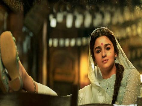 Alia Bhatt Is Striking In New ‘gangubai Kathiawadi Poster Bollywood