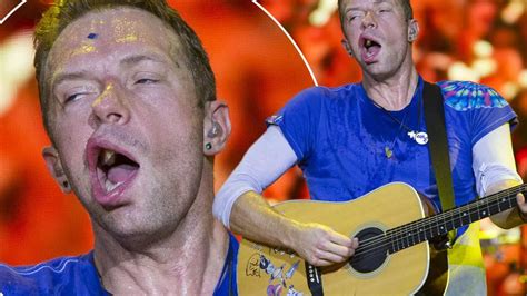 You Won T Believe The Face Chris Martin Pulled During Coldplay S Glastonbury Performance