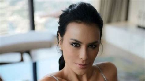 Foto Close Up Sophia Latjuba Curi Perhatian Netizen Umur 52 Tahun