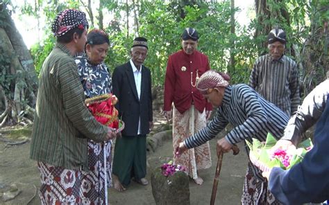 Warga Lereng Sumbing Gelar Tradisi Ruwat Pepunden Kiai Joko