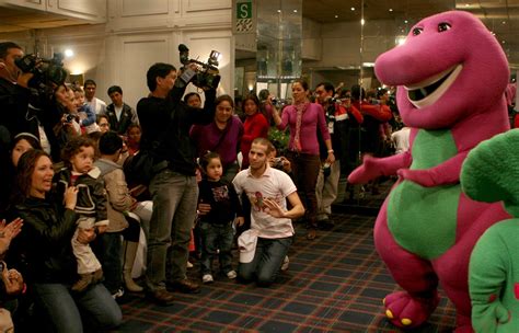 Dinosaurio Morado Barney Celebra Cumpleaños En Lima Y Anuncia