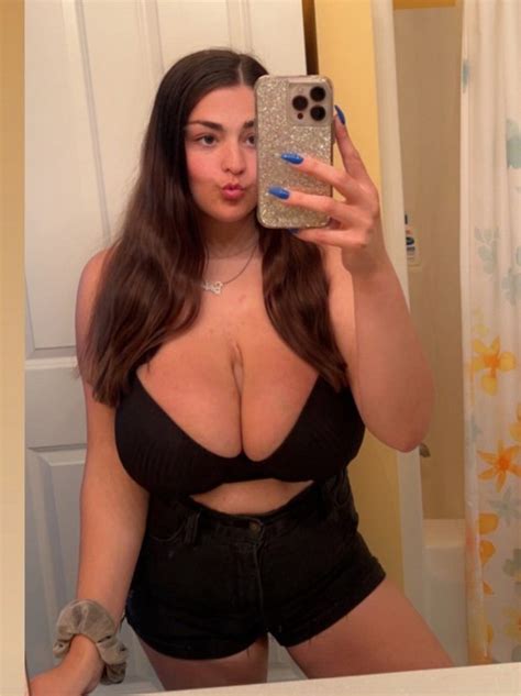 alexa huge boobs selfie kissy face male43can