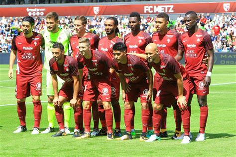 Foot.fr vous présente son catalogue de maillots de foot des clubs français, clubs étranger et des équipes nationales. Les équipementiers et les principaux sponsors des 20 clubs ...