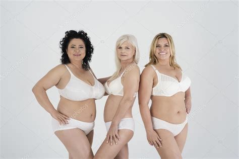 Mujeres maduras posando en ropa interior fotografía de stock gpointstudio