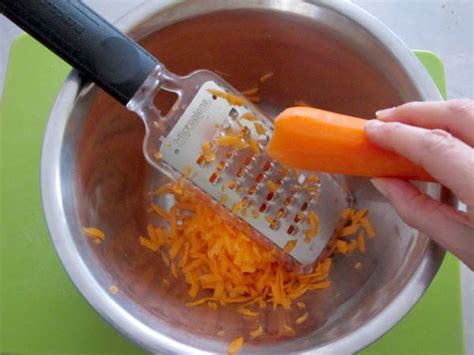 Los niños y niñas también pueden involucrarse a la hora de preparar los alimentos y más, cuando se trata de sus recetas favoritas. Receta de pastel de zanahorias para cocinar con niños