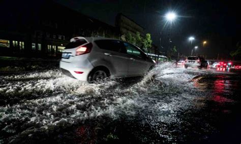 Previsioni del tempo precipitazioni, temperatura e allerta meteo. Violento nubifragio a Roma: metro allagata e auto sommerse