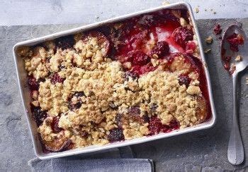 Crumble cu prune condimentate și mure - Good Food Romania ...