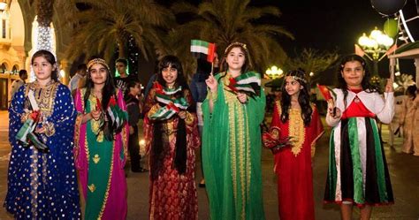 Traditional Dress Of Uae Emirati Dress For Men And Women 2022