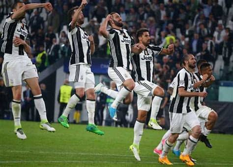 ريال مدريد يستعيد توازنه بفوز ثمين على إشبيلية. لاعبا يوفنتوس يشيدان بالتأهل على حساب برشلونة في دوري ...