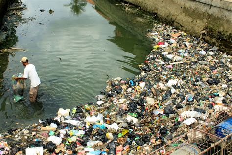 Itu gambar orang membuang sampah ke sungai. rizal ardiansyah's blog