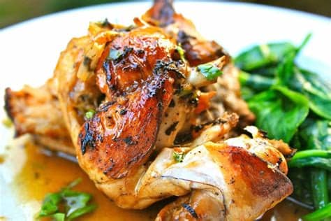 Cochinillo o lechón es el nombre que recibe el cerdo de leche, de unos dos meses y que no pesa más de 5 kilos. ¿Cómo cocinar el conejo al ajillo? ¡Mira esta completa receta!
