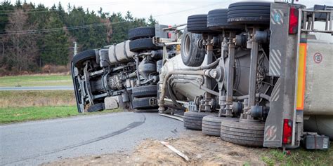 What To Do After An 18 Wheeler Large Truck Wreck Attorneys Blog