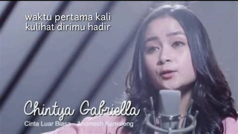Wǒ kànzhe nǐ wǒ wàngzhe nǐ tiānshǐ bǎn de cúnzài. CINTA LUAR BIASA - Chintya Gabriella (lyrics) - YouTube