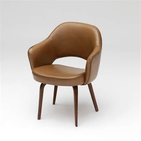 Introduced in 1950, the chair transformed the notion of what executive seating could be with its sculptural form and modern finishing. Saarinen executive armchair