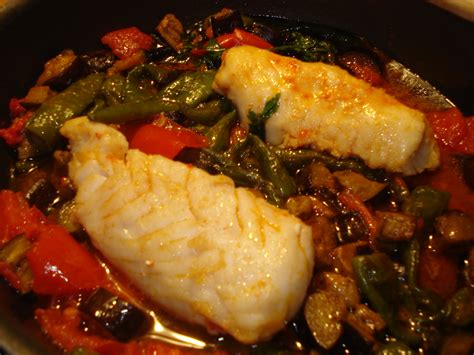 filetti di merluzzo in padella con melanzane e peperoncini ...