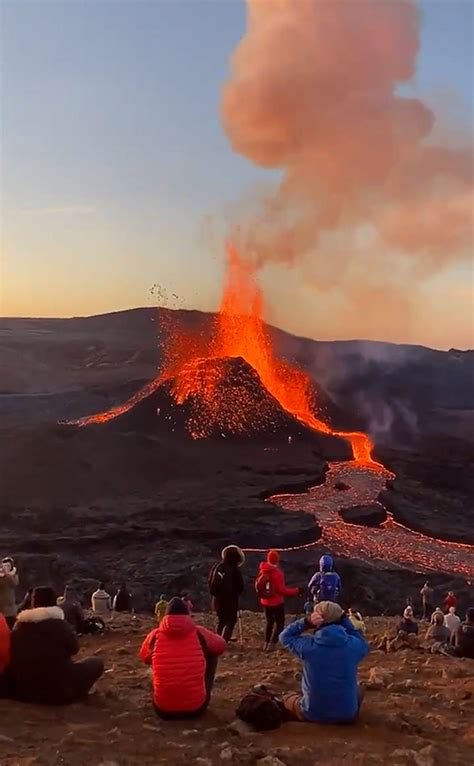Icelandic Volcano Spews Fountain Of Molten Magma In Front Of Crowd News Realpress
