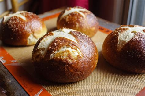 This is essentially theee only happy hour, tailgate or bonfire snack that you need for the rest of 2016. Goodness Gracious: Pretzel Bread Bowls with Broccoli ...